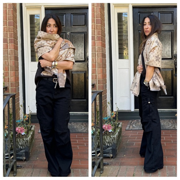 FABULOUS REVERSIBLE SCARF POSH LIVE LISTING - Picture 5 of 6